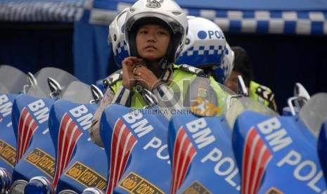  Apel pemeriksaan kendaraan Operasi Ketupat 2013 di halaman parkir JCC Senayan, Senin (22/7).   (Republika/Rakhmawaty La'lang)