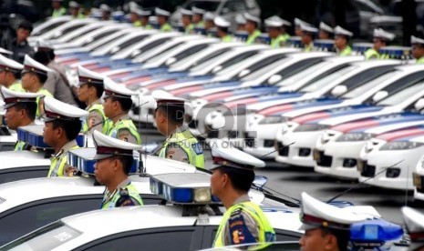  Apel pemeriksaan kendaraan Operasi Ketupat 2013 di halaman parkir JCC Senayan, Senin (22/7).   (Republika/Rakhmawaty La'lang)