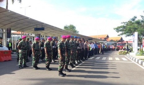 Apel siaga di Posko Terpadu Natal dan Tahun Baru di Bandara Soekarno-Hatta, Tangerang, Kamis (20/12). 