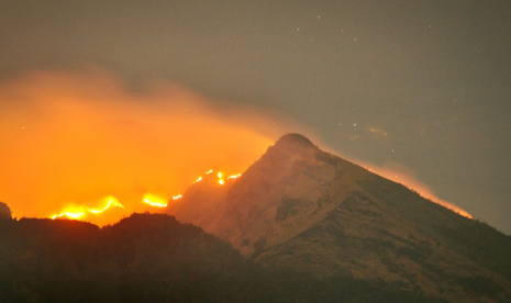 Api masih berkobar mendekati puncak gunung Merbabu, terpantau di wilayah Dusun Kranggan, Desa/Kecamatan Ngablak,  Kabupaten Magelang, Kamis (12/9) malam pukul 23.30 WIB. 