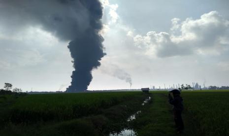 Api masih menyala di kilang Pertamina Balongan Indramayu, Senin (29/3) pukul 08.40 WIB. 