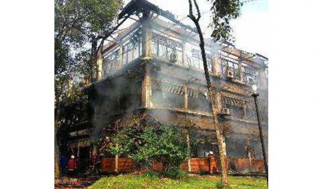 Kebakaran menghanguskan Gedung C FISIP Universitas Indonesia (UI), Depok, Jawa Barat, Selasa (7/1).