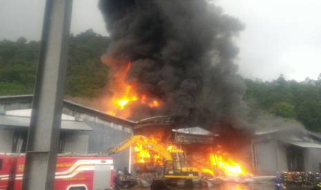 Api melahap gudang milik PT Incasi Raya di Lubuk Begalung, Padang, Sumbar, pada Senin (23/4). Petugas masih berupaya memadamkan api yang sudah berkobar selama lebih dari 6 jam. 