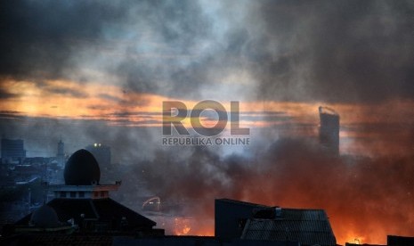  Api melahap pemukiman padat di kawasan Kebon Melati, Tanah Abang, Jakarta Pusat, Kamis (5/3). (Republika/Tahta Aidilla)