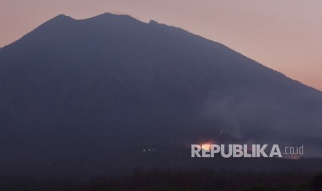 Api melalap hutan dan lahan di Desa Dukuh yaitu di lereng Gunung Agung, Karangasem, Bali.