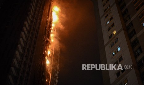 Api melalap lantai Gedung apartemen Neo Soho di Jakarta Barat, Rabu (9/11).