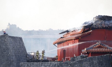 Api melalap sisi utara aula di Kastil Shuri, Naha, Okinawa, Jepang, Kamis (31/10). Api hampir merusak bangunan yang masuk daftar warisan budaya UNESCO itu.