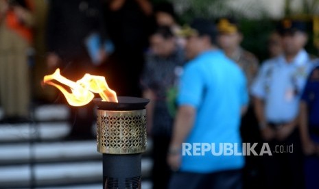 Api Obor PON 2016 disemayamkan semalam di Gedung Walikota Cirebon, Jawa Barat, Senin (5/9). (Republika/ Wihdan)