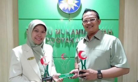 Apoteker RS PKU Muhammadiyah Yogyakarta, Nurul Latifah, dan Humas RS PKU Muhammadiyah Yogyakarta, Eka Budy Santoso, peraih dua gelar pada perhelatan nasional Mukisi Award 2019 baru-baru ini. 