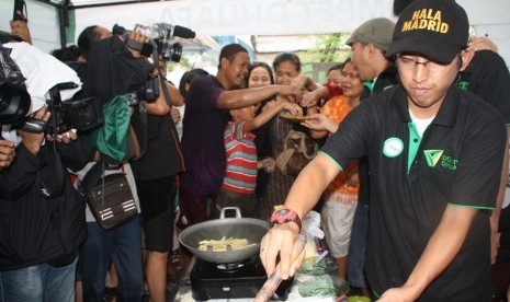 Apoy Wali Band ikut memasak buat pengungsi banjir di Cawang, Jakarta Timur, Kamis (17/1)