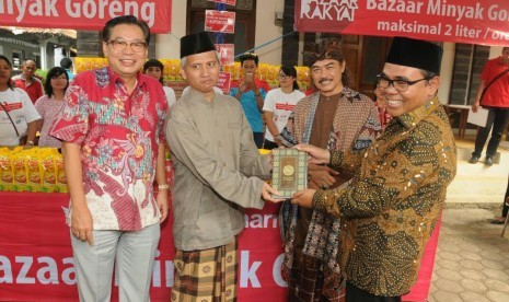 APP Sinar Mas menyerahkan 500 Mushaf Alquran. 