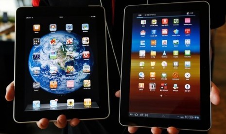 Apple iPad (kiri) dan Samsung Tablet (kanan)