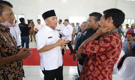 Apriyadi langsung mengecek ke lapangan tuntaskan konflik petani sawit di BHL.