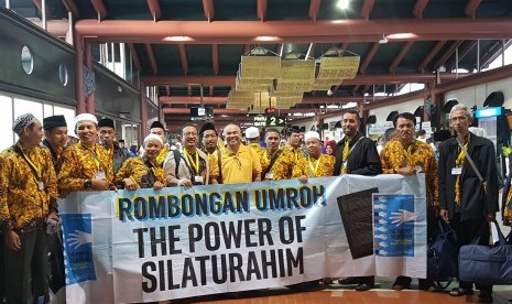 Aqua Dwipayana (berkaos kuning) bersama rombongan jamaah umrah The Power of Silaturahim.