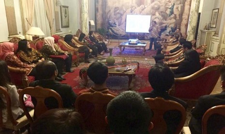 Aqua Dwipayana saat memberikan ceramah motivasi di KBRI Roma, Italia, Rabu (21/10) malam.