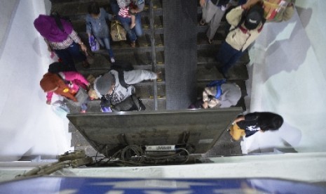 ara pemudik tiba di Stasiun Pasar Senen, Jakarta, sejak Ahad(3/8).