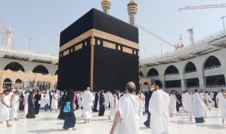 Arab Saudi memutuskan memindahkan alat penghalang atau pembatas (barriers) di sekitar Kabah. Pembatas tersebut telah digunakan selama dua tahun terakhir atau selama masa pandemi Covid-19 untuk memastikan penerapan jaga jarak di antara jamaah.