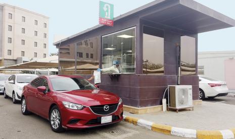 RS di Arab Saudi Terapkan Layanan <em>Drive-Thru</em>. Arab Saudi mulai mengembangkan layanan kesehatan tanpa turun (lantatur/drive-thru) untuk memastikan terjaganya jarak sosial bagi pasien yang mengidap penyakit kronis di Jeddah.