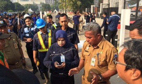 Arahan oleh masing-masing Kasudin kepada Pasukan Oranye dan Pasukan Biru di seluruh area Gelora Bung Karno (GBK), pada Grebek GBK Senin (30/7)