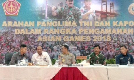 Arahan Panglima TNI Marsekal Hadi Tjahjanto dan Kapolri Jenderal Polisi Muhammad Tito Karnavian dalam rangka pengamanan Asian Games di Mapolda Metro Jaya, Jakarta, Senin (31/7). 