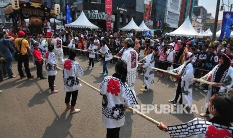 Arak-arakan kesenian tradisional Jepang, Dashi, menjadi pusat perhatian pengunjung acara Little Tokyo Ennichisai (Festival Jepang) di Blok M, Jakarta Selatan, Ahad (10/7). 