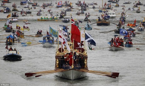 Arak-arakan perahu dalam perayaan 60 tahun Ratu Elizabeth II