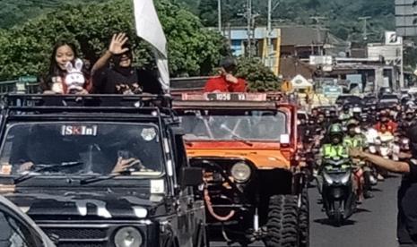   Arak-arakan peraih medali emas cabang olahraga (cabor) wushu SEA Games Kamboja, Tharisa Dea Florentina, menggunakan mobil komunitas offroad, dari Mapolsek Bawen menuju rumahnya, di Dusun Gentan, Desa Doplang, Kecamatan Bawen, Kabupaten Semarang.