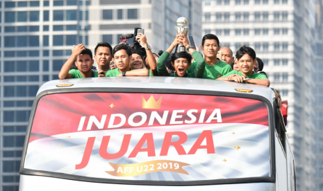 Arak-Arakan Timnas. Timnas U-22 konvoi menuju Istana Negara.