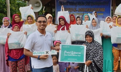 Arbi, staf Elfoundation sedang meyerahkan paket lebaran kepada mualaf di Puncak Karomba,  Desa Sali-sali, Kecamatan Lembang, Kabupaten Pinrang, Sulawesi Selatan.