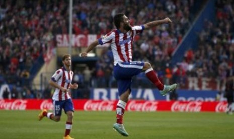 Arda Turan (kanan) merayakan golnya ke gawang Deportivo La Coruna, Ahad (30/11).