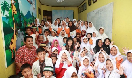 Ardina Rasti bersama anak-anak di Rumah Amalia