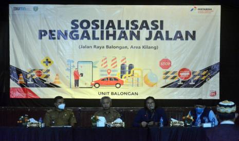 Area Manager Communication, Relation and CSR PT KPI Refinery Unit VI Balongan Imam Rismanto pada agenda sosialisasi pengalihan jalan kepada masyarakat bertempat di Gedung Patra Ayu, Perumahan Pertamina Bumi Patra Indramayu, Selasa (22/2).