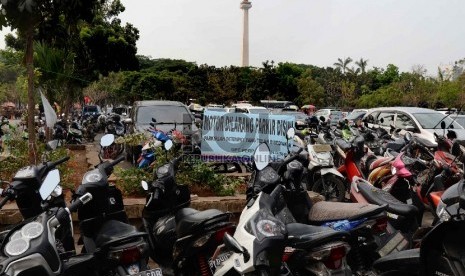 Area parkir Irti Monumen Nasional (Monas), Jakarta Pusat, Kamis (10/9). 