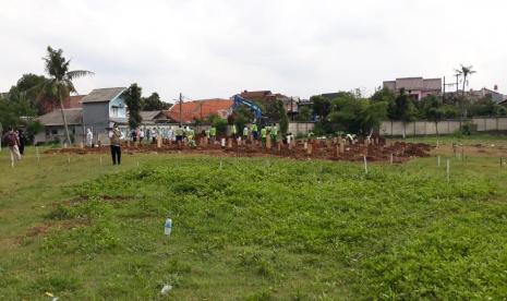 Area pemakaman jenazah pasien Covid-19 di TPU Srengseng Sawah, Jagakarsa, Jakarta Selatan, Rabu (13/1). TPU Srengseng Sawah digunakan untuk pemakaman jenazah Covid-19 sejak Selasa (12/1) lantaran TPU Pondok Ranggon dan TPU Tegal Alur penuh. Sedangkan TPU Rorotan belum rampung dibangun.