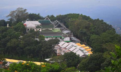 Areal kompleks Makam Sunan Muria, salah satu dari Sembilan Wali (Wali Songo) tokoh penyebar agama Islam di Pulau Jawa terlihat dari lereng Gunung Muria, Desa Colo, Kudus, Jawa Tengah, Kamis (23/6/2022). Ziarah ke Makam Wali Jangan Lupa Baca Qasidah Salamullahi ya Sadah, Ini Teks dan Artinya