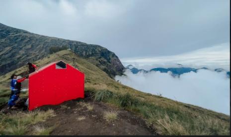 Arei Outdoor Gear bangun Shelter emergency dan mushala di Pegunungan di Indonesia.