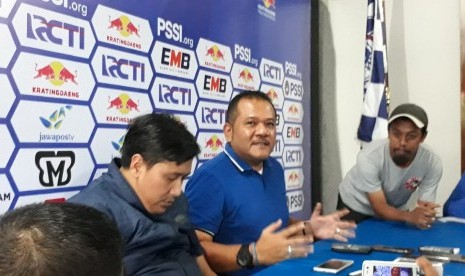 Arema FC. CEO Arema FC, Agoes Soerjanto (tengah) memberikan keterangan pers di Kantor Arema FC, Kota Malang, Kamis (21/2). 