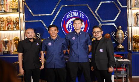 Arema FC kembali memperkenalkan pemain barunya menatap perhelatan Liga 1 musim depan. Presiden Arema FC, Gilang Widya Pramana atau akrab disapa Juragan 99 sudah memperkenalkan Syaeful Anwar dan Irsyad Maulana pada Rabu (27/4/2022) sore di kantor Arema FC, Kandang Singa.