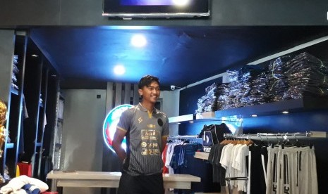 Arema FC saat memperkenalkan jersey terbaru di Kantor Arema FC, Kota Malang. (Republika/Wilda Fizriyani)