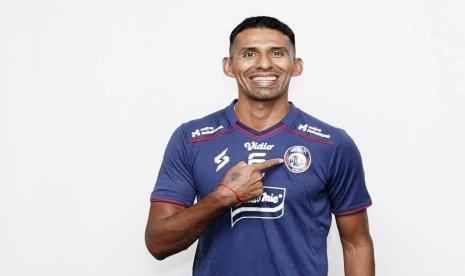 Arema FC mendatangkan penyerang baru asal Bolivia, Gilbert Alvarez.