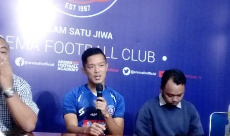 Arema FC mengenalkan satu pemain asing baru dari Jepang, Takafumi Akahoshi di Kantor Arema FC, Kota Malang, Selasa (27/8). 