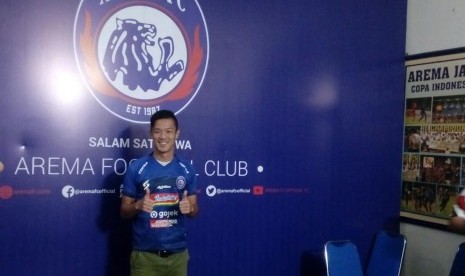 Arema FC mengenalkan satu pemain asing baru dari Jepang, Takafumi Akahoshi di Kantor Arema FC, Kota Malang, Selasa (27/8). 