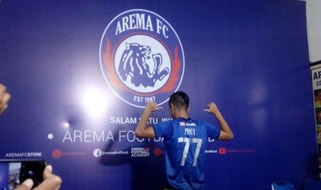 Arema FC mengenalkan satu pemain asing baru dari Jepang, Takafumi Akahoshi di Kantor Arema FC, Kota Malang, Selasa (27/8). 