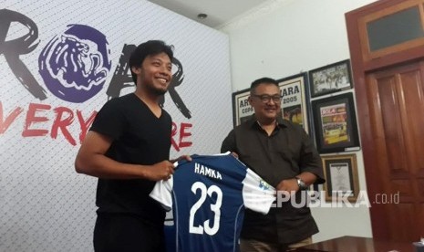 Arema FC merekrut pemain Hamka Hamzah untuk memperkuat lini belakang Singo Edan. 