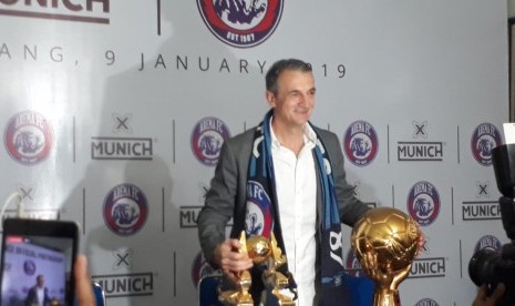 Arema FC resmi mengontrak pelatih asal Bosnia, Milomir Seslija sampai 10 Januari 2020 di Kantor Arema FC, Kota Malang, Rabu (9/1).