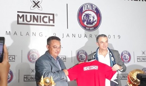 Arema FC resmi mengontrak pelatih asal Bosnia, Milomir Seslija sampai 10 Januari 2020 di Kantor Arema FC, Kota Malang, Rabu (9/1).