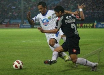 Arema Indonesia kalahkan Persib Bandung dengan skor 2-0.