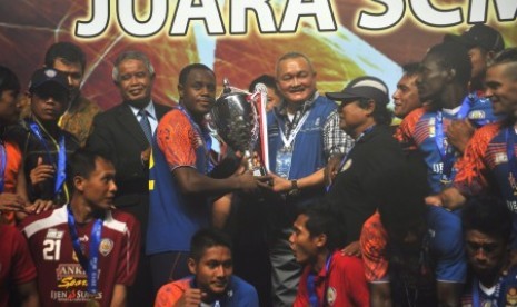 Arema saat menerima trofi juara SCM Cup 2015.