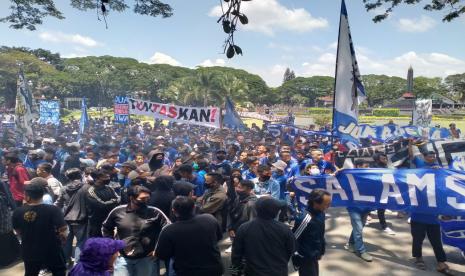 Aremania dan Aremanita mengadakan aksi damai di depan Gedung DPRD Kota Malang, Senin (16/11).