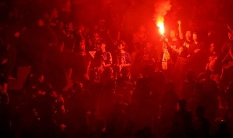 Aremania di laga Arema melawan DC United di Stadion Kanjuruhan, Malang, Ahad (8/12). 